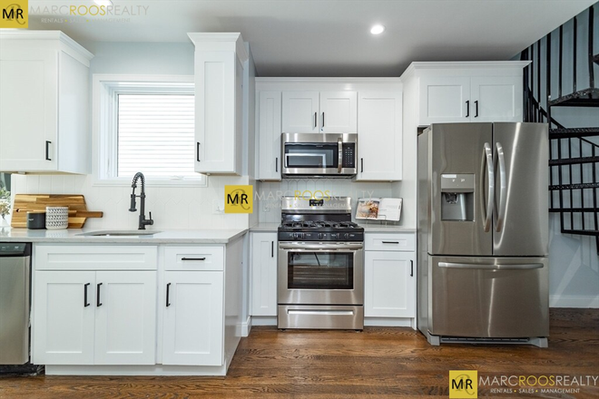 Call NOW for showings! 617-236-8550 - PARIS ST - *AVAIL NOW* DUPLEX 3BR W/ 1.5 BATH, W/D IN UNIT, SPIRAL STAIRS TO LOFT 3RD BDRM BY MBTA!