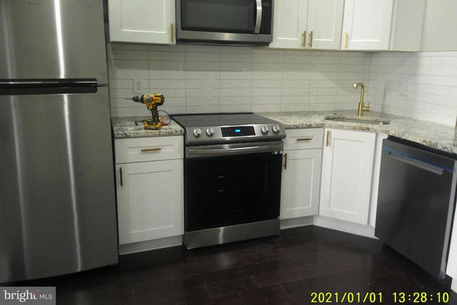 Kitchen - Triplex- 2 Bedroom Apartment - 1 Block to Hospital - 1 mile to Main Campus