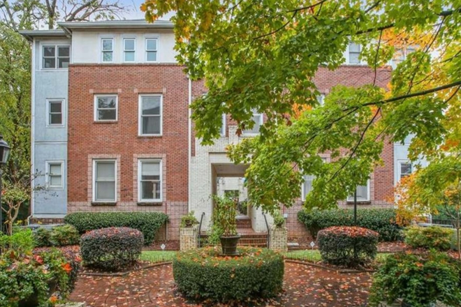 Exterior Building - Fall - Condo Near Emory in Historic Virginia Highlands