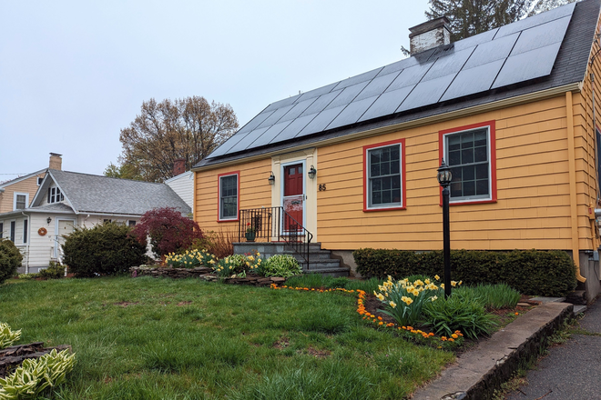 Quiet neighborhood, short drive to shops, looks smaller than it is. - 3 BR, 2 Bath furnished house in Lexington MA