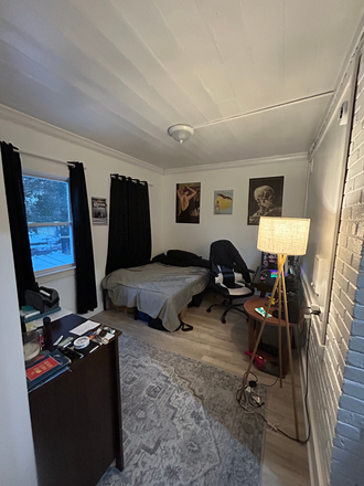 Bedroom available (will not include artwork or computer setup) - Two bedroom apartment 4 stops from campus