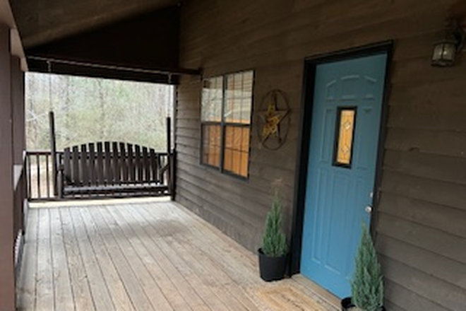 Front porch includes a swing for your enjoyment. - Rent by room or entire 4-bed home- 15 mins from campus