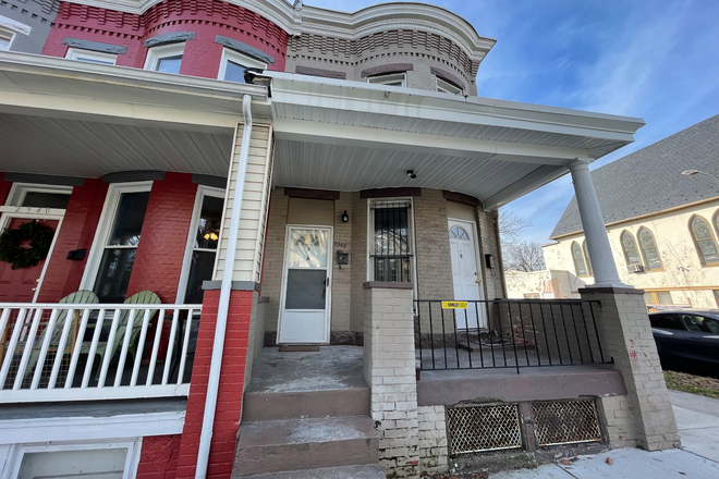 Outside Street View - Cozy Row House close to Homewood Campus