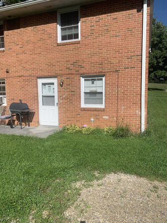 2 br, 1 ba apt. - Small 2 bedroom, 1 bath apartment in quiet neighborhood.