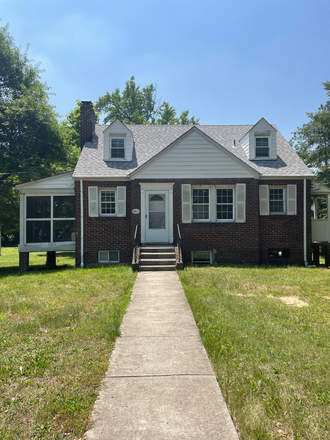 Front View - Undergraduate House in Old Town Neighborhood look for 3 more roommate!