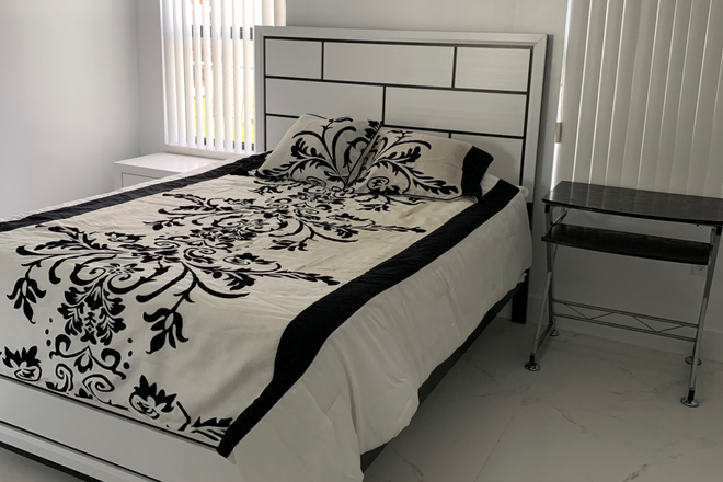 Full bedroom set furniture - Private Room to Rent Female Only