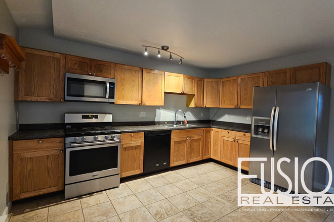 Kitchen - Bright, Spacious End-Unit Townhome in South Burlington