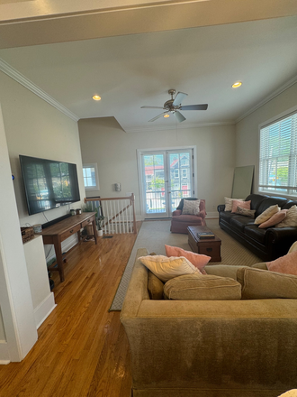 Living Room - Townhouse close to campus