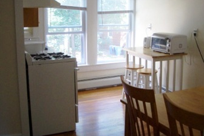 kitchen - 28 Cogswell Ave, Cambridge/Porter Sq furnished post-doc house