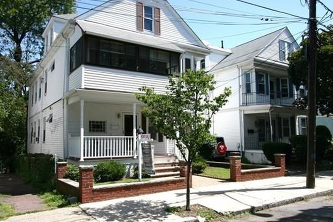 Front of house - 10 Greenleaf Ave, 4  bedroom apt