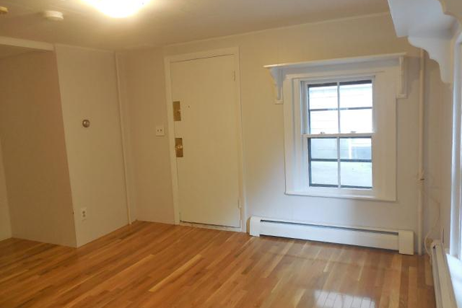. - **NO BROKERS FEE!!** Adorable Studio / 1 Bath near campus!!