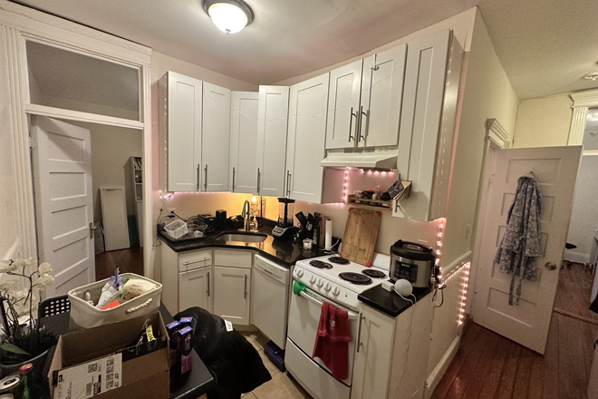 living - LOCATION!!! 3 BED ON BURBANK WITH HEAT AND HOT WATER INCLUDED! 9/1/25!