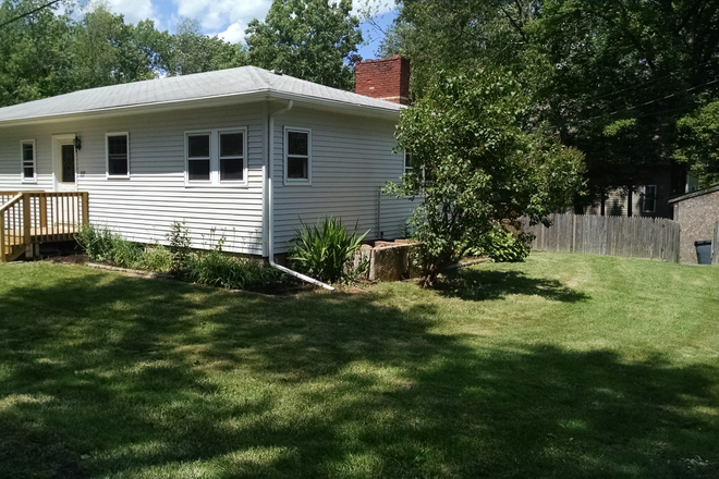Exterior - Fantastic 5 Br 2 Ba apartment 15 min from UCONN Storrs