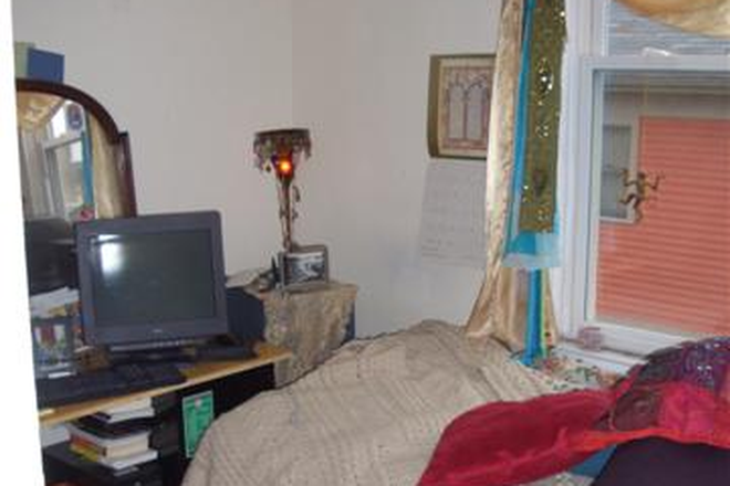 bedroom - Charles St/KendallMIT/MGH furnished Harvard/MIT/MGH/Longwood post-doc house