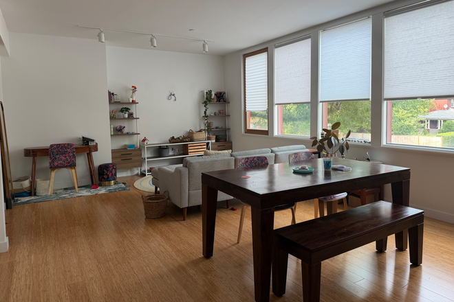 dining / living area - Bright and Modern 3/2 Walkable to Red LIne - Parking, W/D, Dishwasher, AC (internet included w/ rent Condo