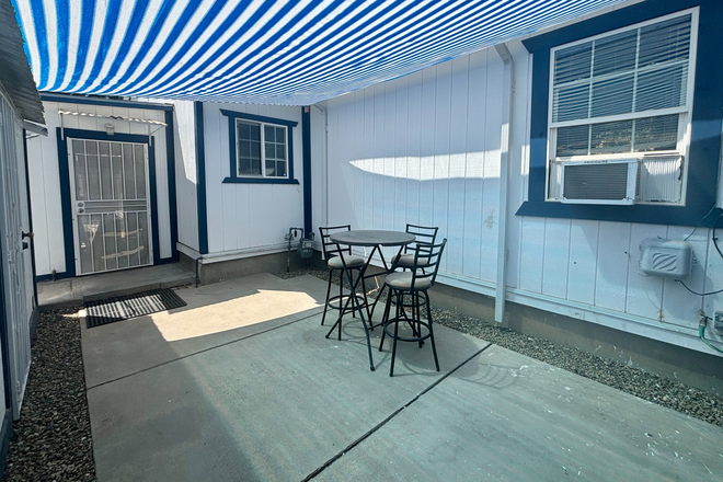 front patio - Faculty or Grad Students find your quiet retreat here House