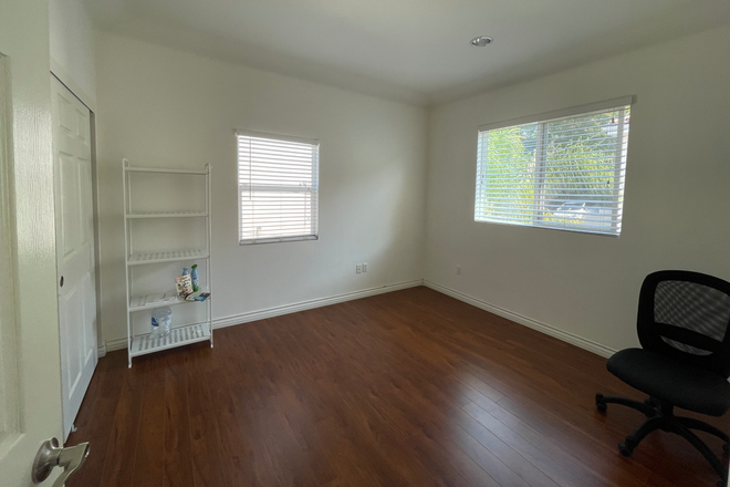Bedoom - 1 Upstair Bedroom Available, Small Gated Community, 7min from South Campus, 15min from Hill Side House