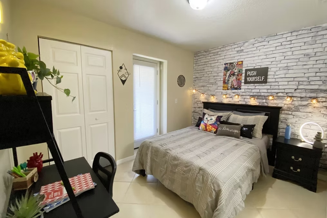 Bedroom - College Town at USF - Dean's List Apartment - Room B