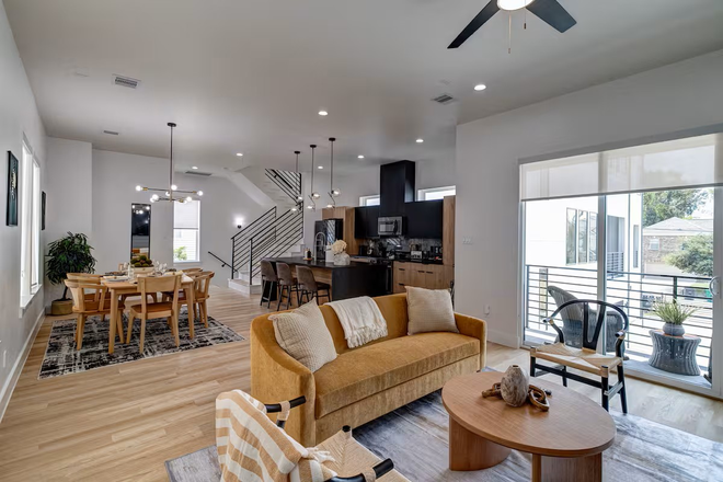 Living Room - Luxury Townhome 5 minutes to campus