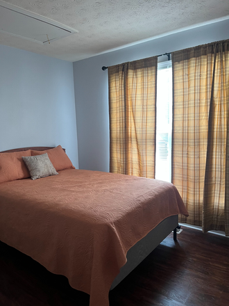 Bedroom 1- - 4 Miles From KSU-Kennesaw Campus-UTILITIES INCLUDED House