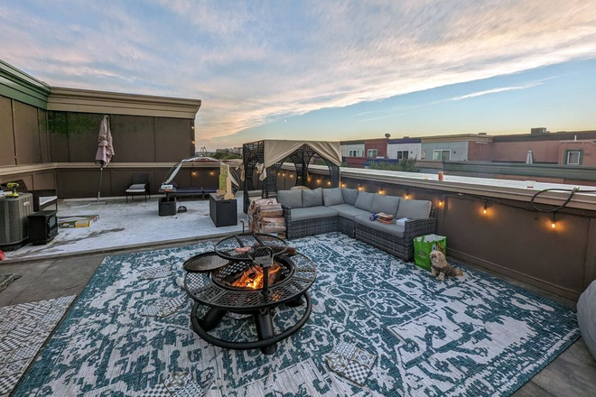 Rooftop Deck - $989 Room + private bathroom in a luxury townhouse. Amazing rooftop deck, one block to UMD shuttle.