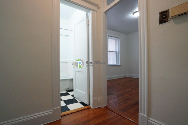 1 - JULY 2026-Sweet Cleveland Circle Studio, Gym! H/Hw inc. No Broker Fee!