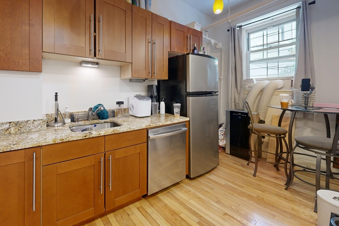 LIVING - UPDATED 2 BED WITH HEAT AND HOT WATER INCLUDED! 9/1/25 Apartments