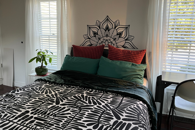 King Size Bed (80"Wx80"L) - Studio with private entrance-Washington St-Rocky Hill House