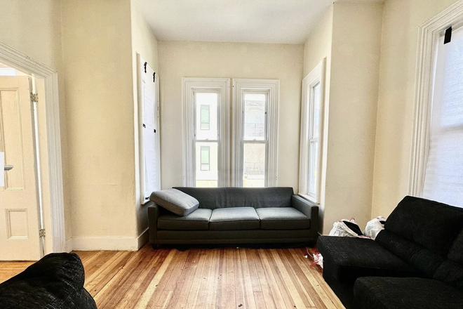 . - HUGE 8 Bed / 3.5 Bed House w/ LAUNDRY IN UNIT! PARKING! Avail. 9/1/26!!