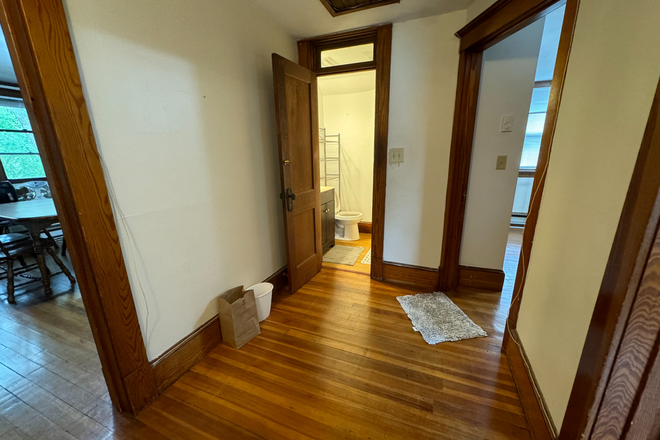 Center room - 2 Bedroom, 1 Full Bathroom