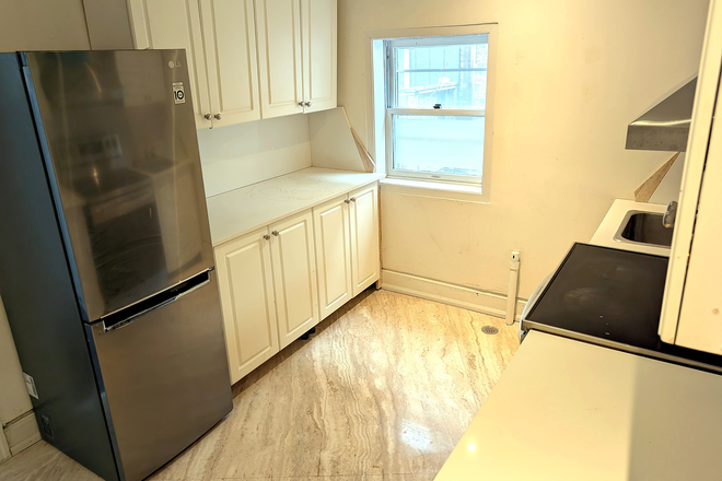 Kitchen - Walk to UofT — Annex 3-Bed / 2 Full Bath, Two Floors | In-Suite Laundry | $4,200 Utilities Included
