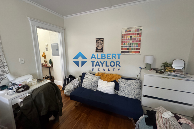 Living Area - Cozy studio apartment near campus!! No Broker Fee!!