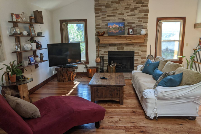 2215 shared great room - 11 MIN DRIVE TO UCCS & WALK TO GARDEN OF GODS PARK House