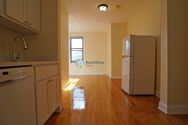 1 - SEPT 2026- Fantastic 1 bed on Comm Ave. H/HW inc. NO FEE Apartments