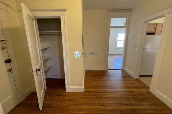 3 - NOW-SEPT 2025: Fenway, 1 Split-2 Bed, Fee Paid, Heat & H/W Inc. Apartments