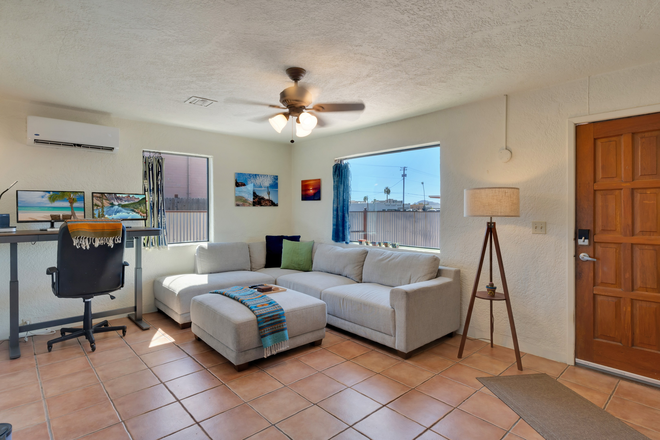 Living room - 2bdrm/1Bath 7mins from campus