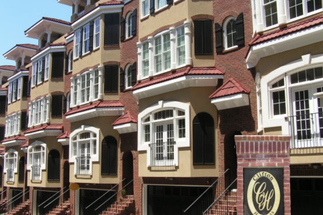 Outside View - Clifton Heights Townhouse next to campus