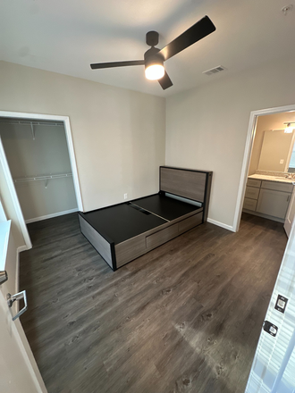 Private Bedroom - Private Room Available in Phase 2 Bellamy