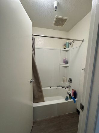 Bathroom view 1 - Apartment close to campus