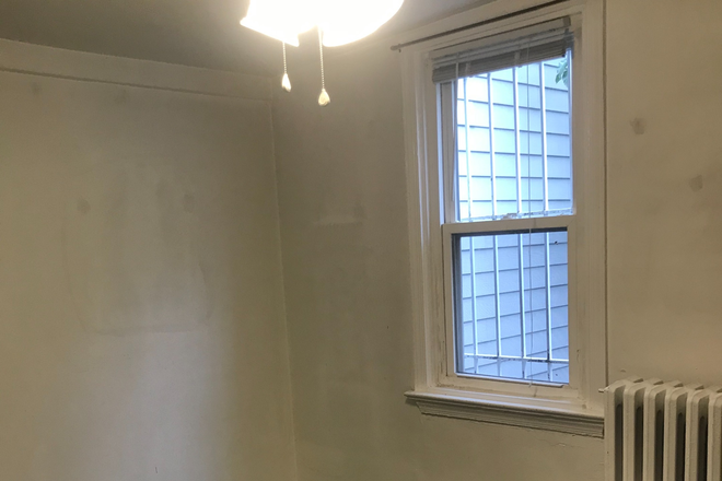 Second Bedroom - Logan Circle - 1611 6th St. NW. Two Bedroom, 1.5 Bath Townhouse. Large Yard. Central Air.