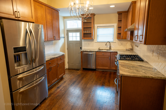 Kitchen - 5 Bedroom ,4 Bath Townhouse.Roof top deck. Close to campus.