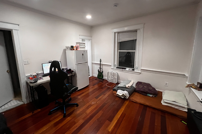 main area from another angle - Studio apartment close to campus