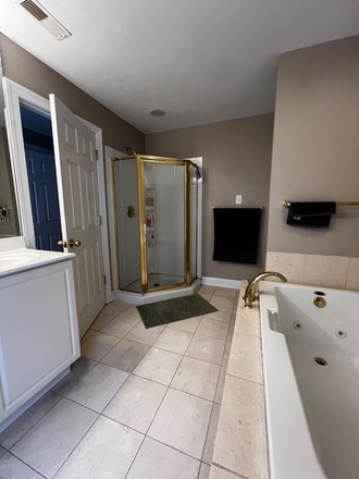 En-suite bathroom - Large bedroom w/ private bathroom in spacious 4 bed/4.5 bath townhome right off the South St bridge