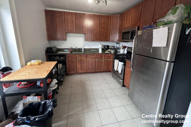 Kitchen - Modern 4-Bedroom Apartment on Huntington Ave w/ In-Unit Laundry