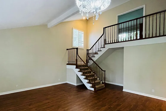LIVINGROOM STAIRS - Culver/5 5 bed 4bath Private room $1075 Share $680 Apartments