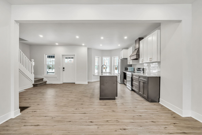 Living area - 4BR/2BA Fully Renovated Townhouse-Everything New, Steps to Campus