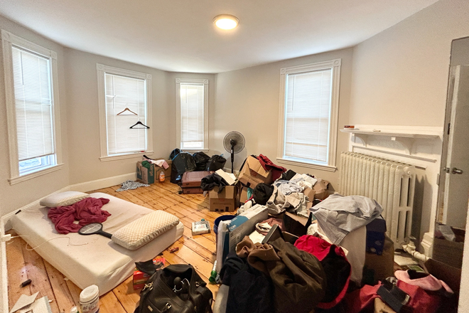 living room - Newly Renovated 5 Bedroom in Roxbury Apartments