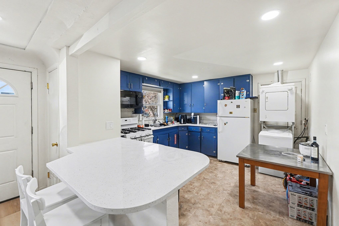 kitchen - Modern 2-bed steps to campus!