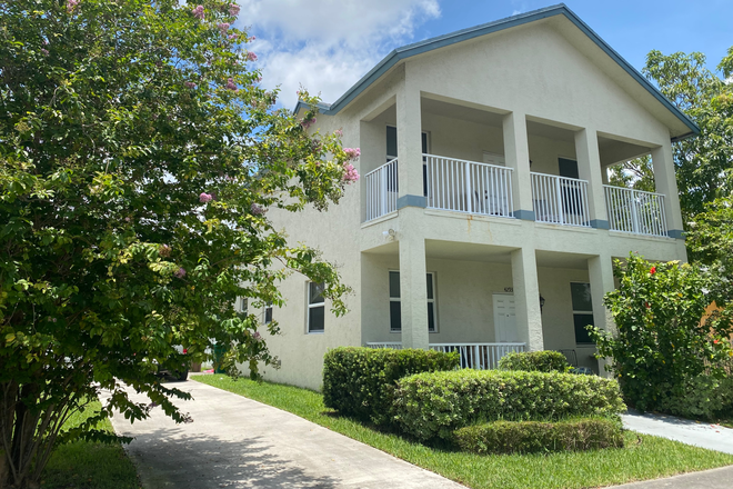 Driveway and front entrance - Homey accommodations in the heart of Davie