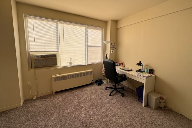 Work space with lare windows - Studio at the Marylander, 5 minute walk to Homewood Campus